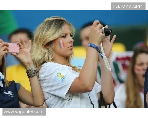 足球明星女友卡梅莉的魅力与生活揭秘，展现她背后的故事与风采